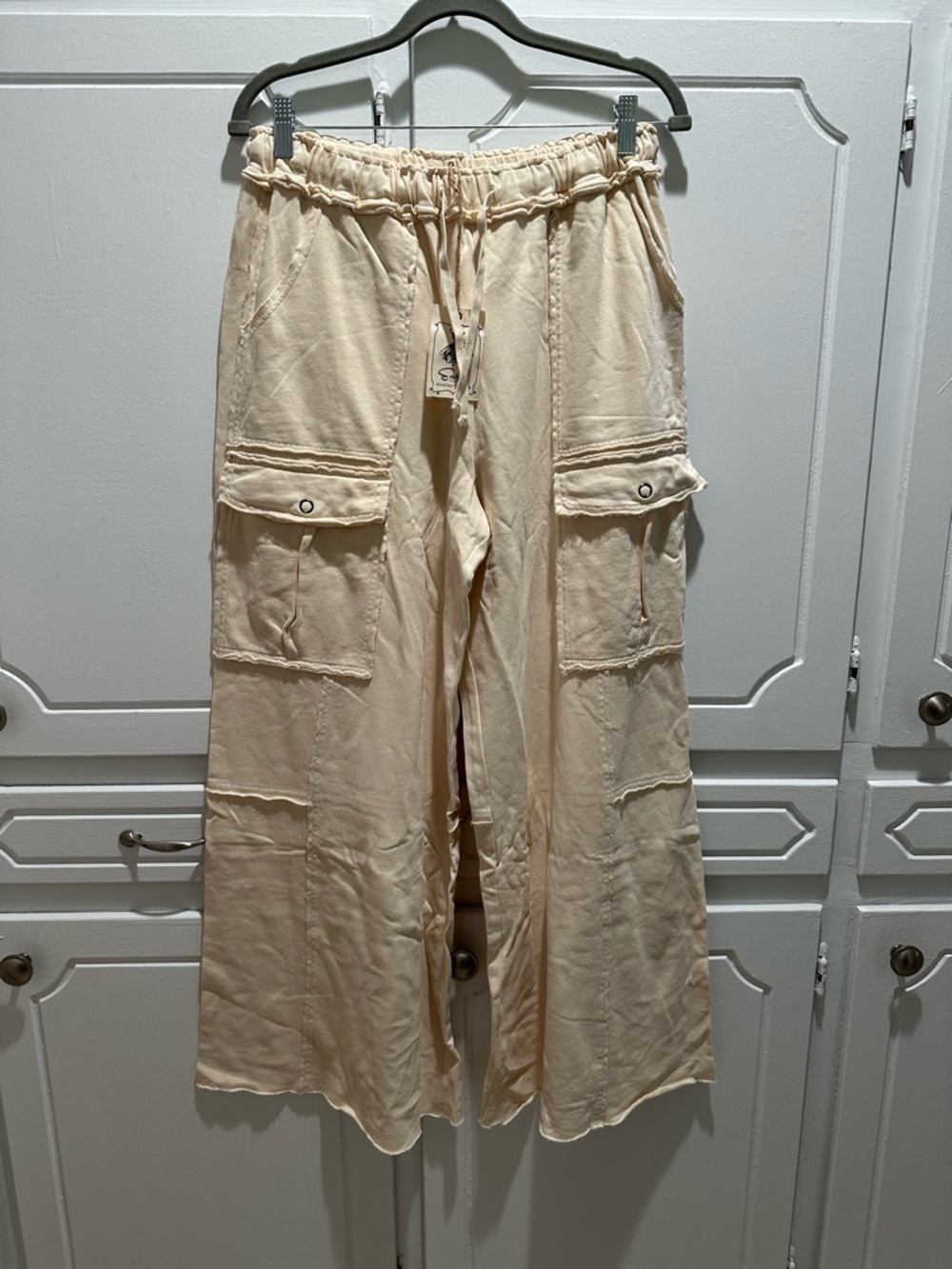 Easel Mineral Washed Wide Leg Terry Knit Cargo Pant- Cream
WAIST 14 INSEAM 29